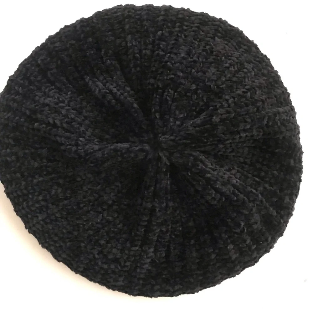 Women’s Black Knit Beret Hat - Soft Winter Accessory